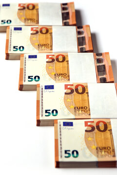 geldbündel druckfrische fünfzig euro scheine