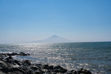 海の向こうの利尻島