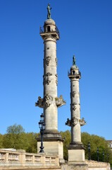 France, Aquitaine, Bordeaux, les colonnes rostrales situées place des quinconces , elles datent de 1928, elles sont ornées  de manière symétrique, 2 statues représentent le commerce et la navigation.