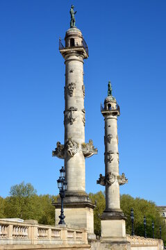 France, Aquitaine, Bordeaux, les colonnes rostrales situ&eacute;es place des quinconces , elles datent de 1928, elles sont orn&eacute;es  de mani&egrave;re sym&eacute;trique, 2 statues repr&eacute;sentent le commerce et la navigation.