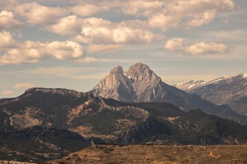 Naklejka premium Pedraforca mountain peak with cloudy sky background