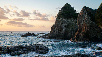 奇岩が美しく並び立つ早朝の和歌山県お蛇浦遊歩道からの海景