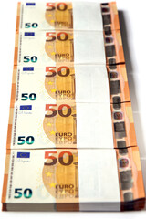 geldbündel in einer reihe - druckfrische fünfzig euro scheine
