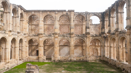 Arcos en monasterio en ruinas en Burgos
