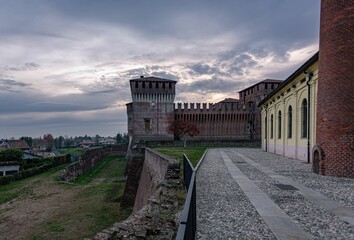 Obraz premium Beautiful shot of the historic Soncino's Castle and grounds at sunset in Italy