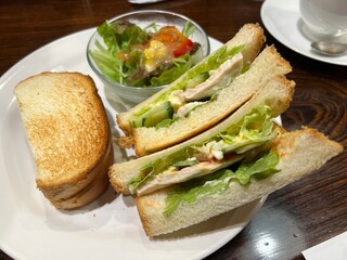 トーストとチキンのサンドイッチ