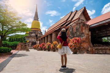 Tourists taking photo in the church at Ayutthaya province, Thailand. - obrazy, fototapety, plakaty