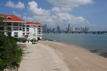 Strand in der Altstadt Casco Viejo in Panama-Stadt mit Skyline der Großstadt im Hintergrund