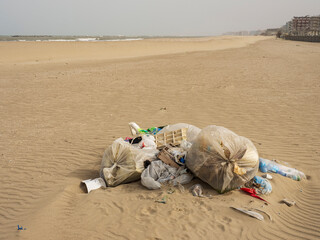Rifiuti di plastica comuni che si riversano sulle spiagge in Italia.