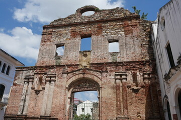 Fototapeta na wymiar Ruine Jesuitenkirche in der Altstadt Casco Viejo in der Stadt Panama City