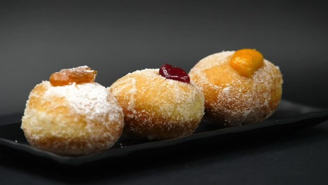 Prima colazione, con brioche, Krapfen, cornetto e succo d'arancia.
Ricca colazione del mattino al bar, in albergo o in pasticceria.