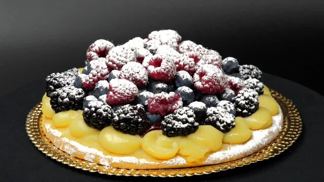 Crostata di Frutta con crema pasticcera e fragole fresche.
Presentazione della torta di pasta frolla, e frutti di bosco..
