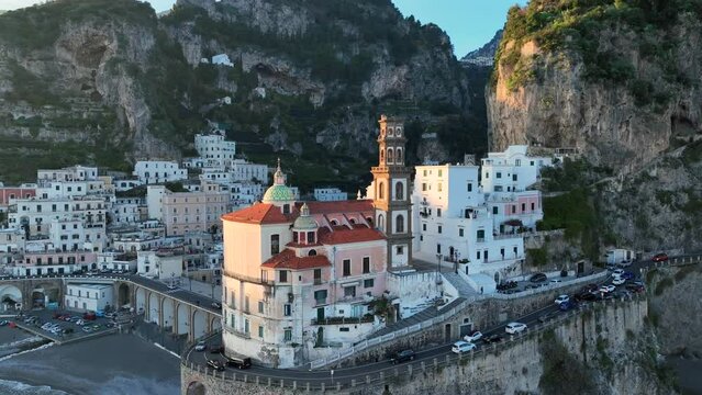 Atrani, borgo marinaro a picco sul mare della Costiera Amalfitana.
Positano, Amalfi, vista aerea panoramica della costa. il sole illumina il campanile. 