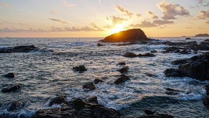 朝日が昇る和歌山お蛇浦海岸の美しい海の風景