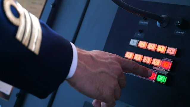 Segnale di Allarme generale. Il comandante della nave lancia l'allarme.
Primo piano del dito che preme il pulsante di allarme di pericolo.