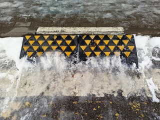 Obraz premium Traffic sign on the road with snow and ice in winter.