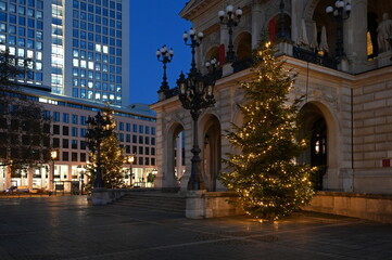 Obraz premium Alte Oper in Frankfurt mit Weihnachtsschmuck