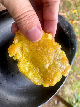 Pataconas con sal colombiana sobre plato de barro