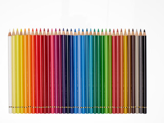 Alignement palette de crayon de couleurs sur fond blanc