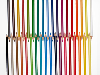 Alignement palette de crayon de couleurs sur fond blanc