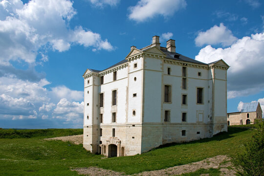 Château de Maulnes, Jagdschloss bei Cruzy-le-Châtel in der Bourgogne in Frankreich, Pentagon mit nymphaeum
