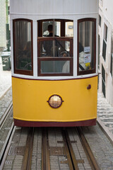 Lisboa, Portugal -  tranvía amarillo - Bica Elevator 