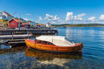 Hafen mit Boot auf der Insel Merdø in Norwegen - 776096154