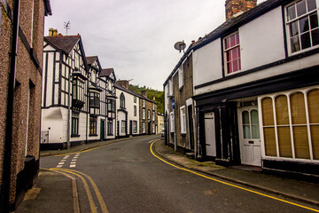 Deserted Road winding through the Victorian Aged houses of the Welsh Town of Llangollen - obrazy, fototapety, plakaty