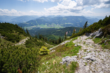 Wandern in den Alpen, Blick ins Tal, Aufnahme im  Hochformat.