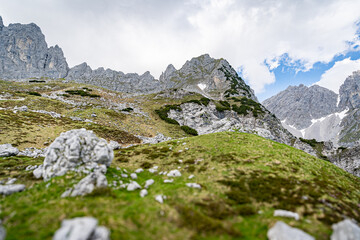 Im alpinen Hochgebirge - bizarres Geröll und schroffe Felsformationen.Landschaftsfoto.