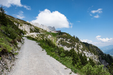Alpenlandschaften - Schotterweg zu einer Berghütte im Hochgebirge des Wilden Kaiser - Tirol.