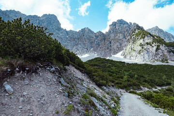 Alpenlandschaften - Schotterweg zu einer Berghütte im Hochgebirge des Wilden Kaiser - Tirol.