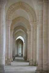 Voûtes de l'abbaye de Pontigny en Bourgogne. France