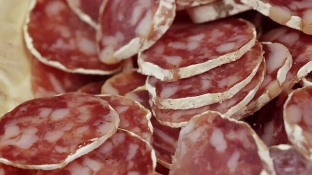 fond de tranches de saucisson sec, en gros plan	