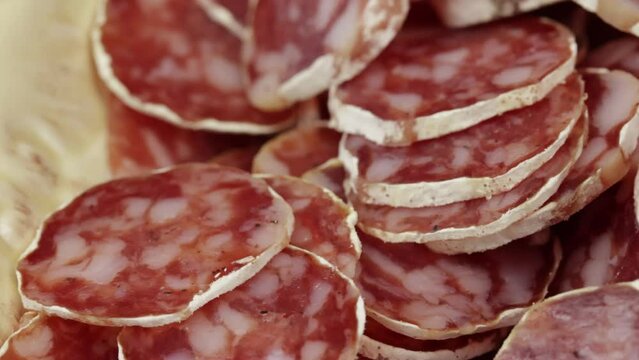 fond de tranches de saucisson sec, en gros plan	