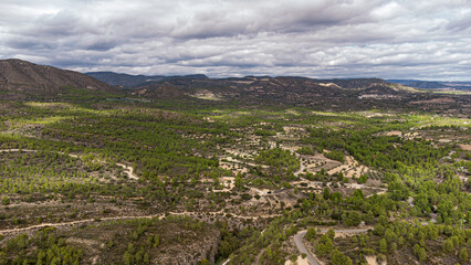 Fototapeta na wymiar Luftaufnahme der malerischen Berglandschaft von Chulilla, Spanien