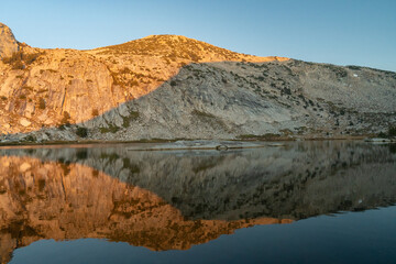 Fototapeta na wymiar Vogelsang Lake Sunrise