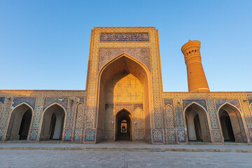 Entrance and minaret at the Kalan Mosque in Bukhara. - obrazy, fototapety, plakaty