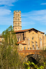 Cathédrale de la Nativité-de-Marie de Rieux-Volvestre, proche de Toulouse, construite en briques...