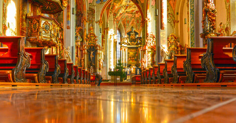 Innenansicht Haller Pfarrkirche St. Nikolaus, Hall in Tirol (Österreich) - obrazy, fototapety, plakaty