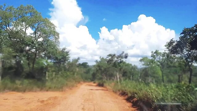 Time lapse dirigindo estrada de terra no distrito de Conselheiro Mata, na cidade de Diamantina, Estado de Minas Gerais, Brasil
