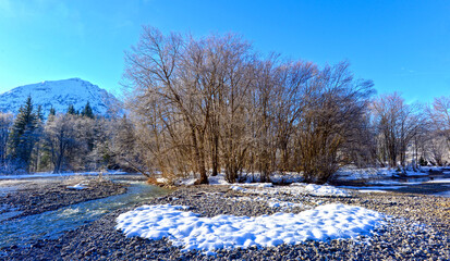 Der Grundbach vor der Mündung in den Heiterwanger See im Bezirk Reutte, Tirol (Österreich)
