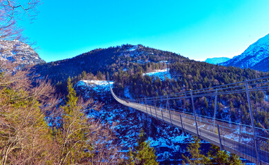Fußgänger-Hängebrücke bei Klause Reutte in Tirol (Österreich)