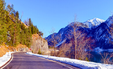 Die Planseestra&szlig;e am Ufer des Plansees innerhalb der Ammergauer Alpen (Tirol, &Ouml;sterreich)