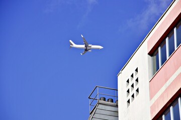 Passagierflugzeug hoch am Himmel - obrazy, fototapety, plakaty