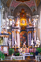 Innenansicht der katholischen Pfarrkirche St. Gangolf in Amorbach (Bayern)  - obrazy, fototapety, plakaty