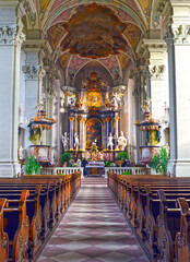 Fototapeta na wymiar Innenansicht der katholischen Pfarrkirche St. Gangolf in Amorbach (Bayern)