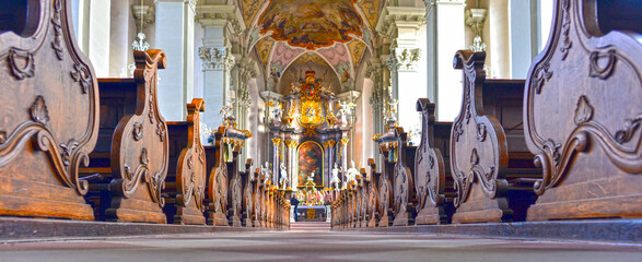 Innenansicht der katholischen Pfarrkirche St. Gangolf in Amorbach (Bayern)