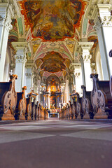 Innenansicht der katholischen Pfarrkirche St. Gangolf in Amorbach (Bayern) - obrazy, fototapety, plakaty