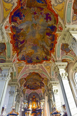 Innenansicht der katholischen Pfarrkirche St. Gangolf in Amorbach (Bayern) - obrazy, fototapety, plakaty